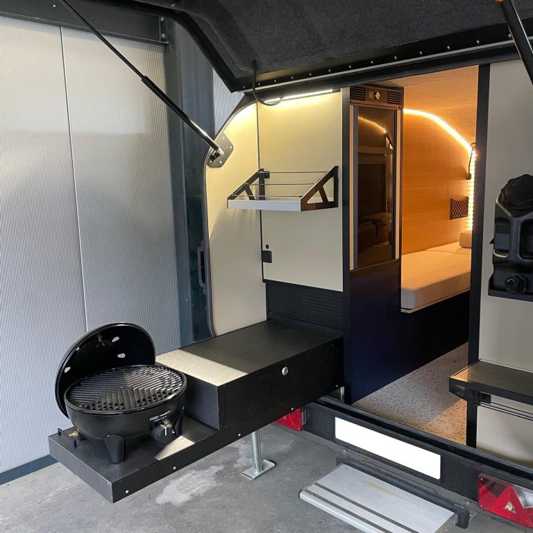 Buitenkeuken met Cadac Glamp chef, naast BBQ'en ook te gebruiken als kookpit, pizza oven en Paella pan