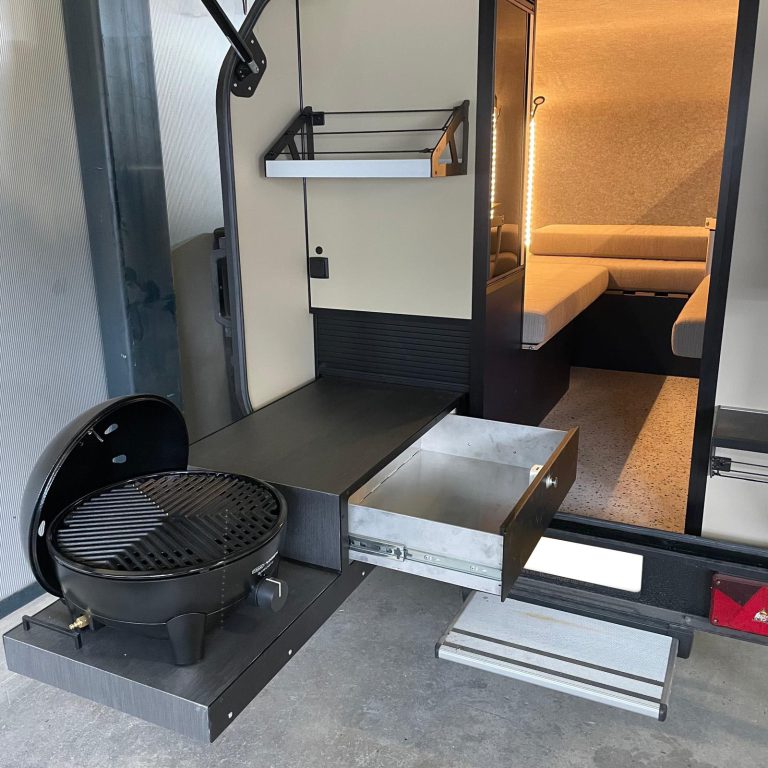 De keuken is voorzien van een grote lade voor bestek en kookgerei