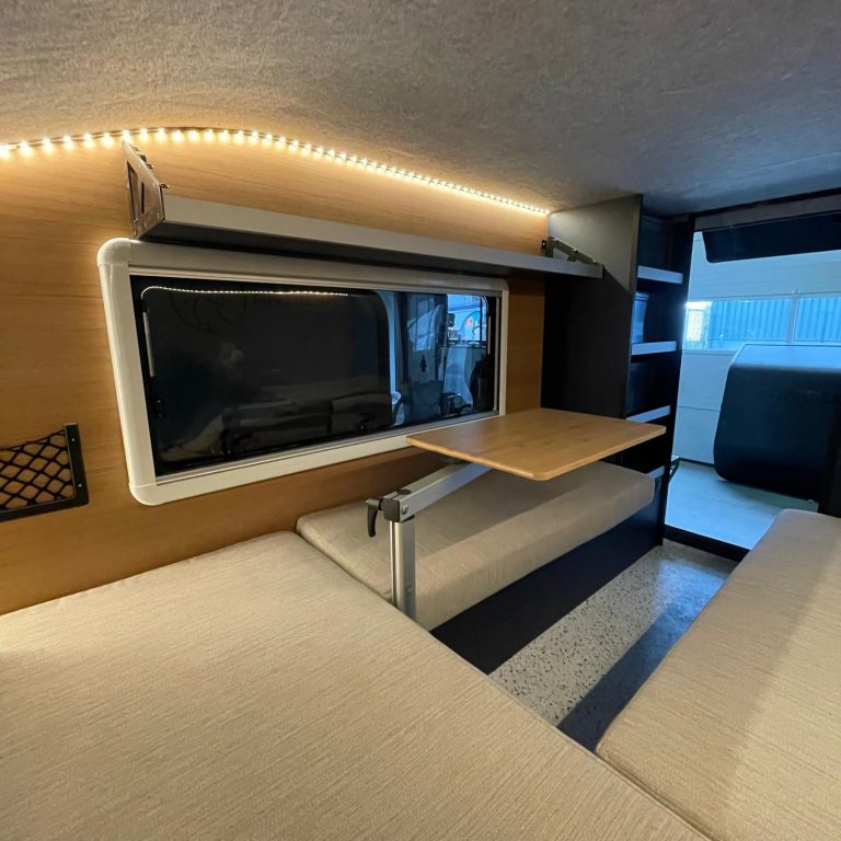 De ledverlichting is dimbaar met een draadloze dimmer