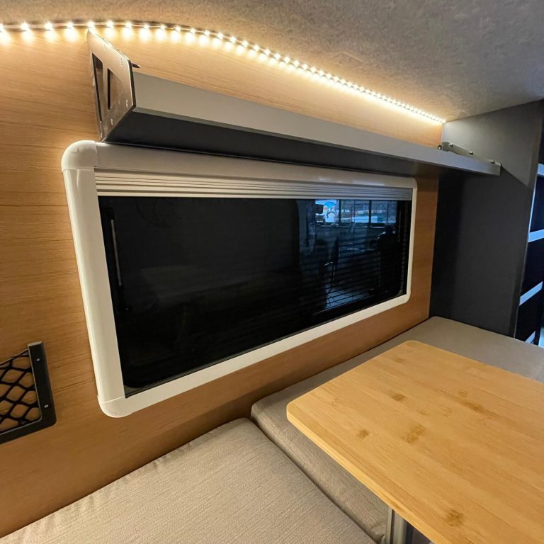 Het raam is voorzien van hor, zo kan het raam op de warme dagen toch open staan