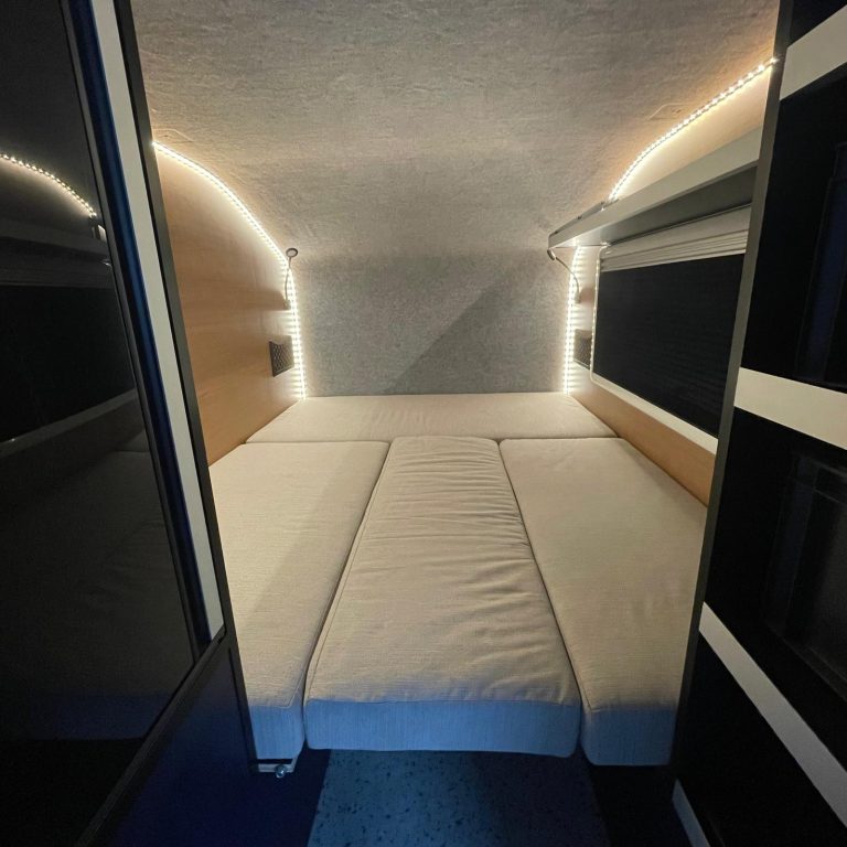 Het bed heeft een afmeting van 200 x 148 cm