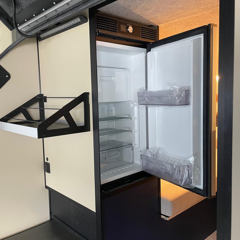 Een 70L dubbel-scharnierende koelkast met vriesvak