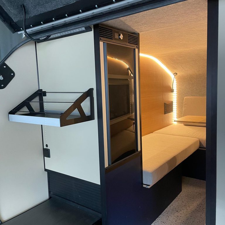 Bij de keuken zit een 230 stop contact en een buitenlamp