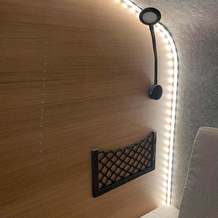 Beide kanten van het bed zijn voorzien van een bagagenetje en een leeslampje met usb